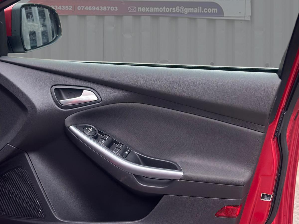 Ford Focus 1.6 Titanium Hatchback 5dr Petrol Powershift Euro 5 (125 ps)