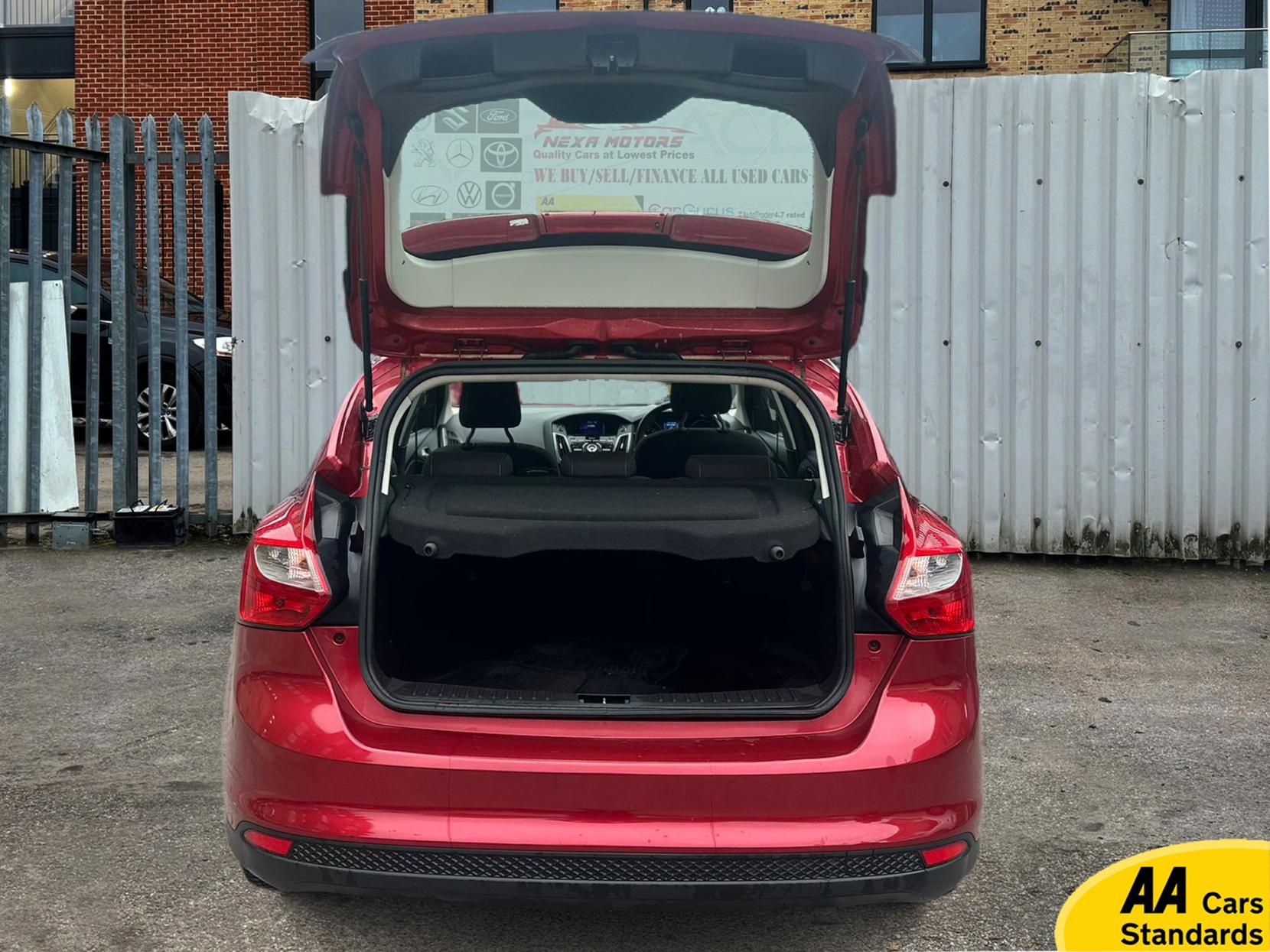 Ford Focus 1.6 Titanium Hatchback 5dr Petrol Powershift Euro 5 (125 ps)