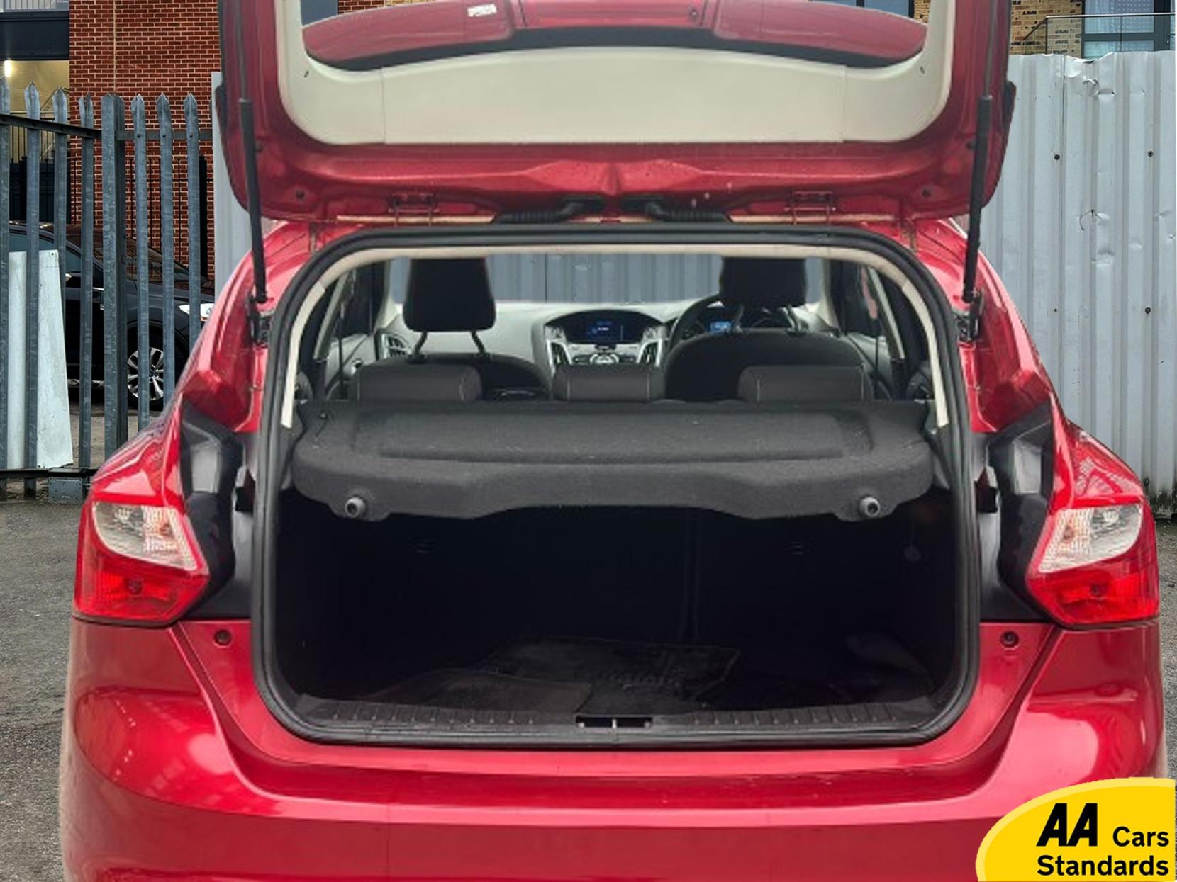 Ford Focus 1.6 Titanium Hatchback 5dr Petrol Powershift Euro 5 (125 ps)