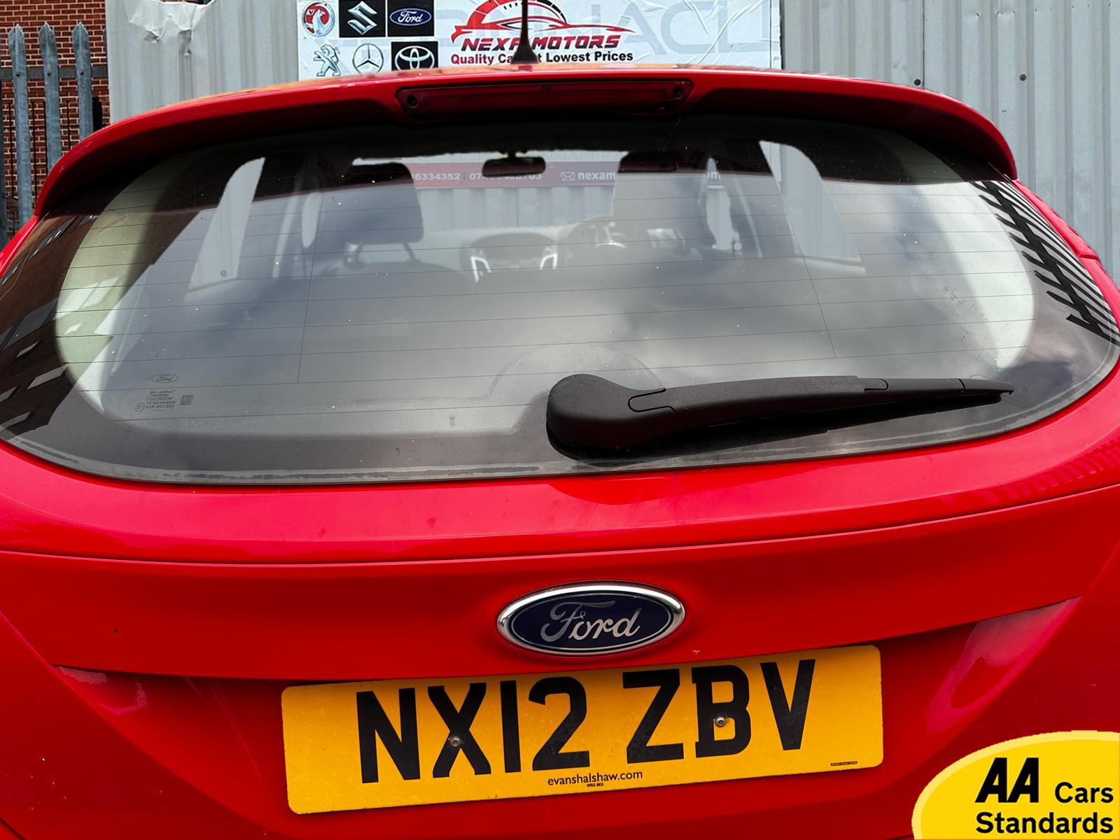 Ford Focus 1.6 Zetec Hatchback 5dr Petrol Powershift Euro 5 (125 ps)