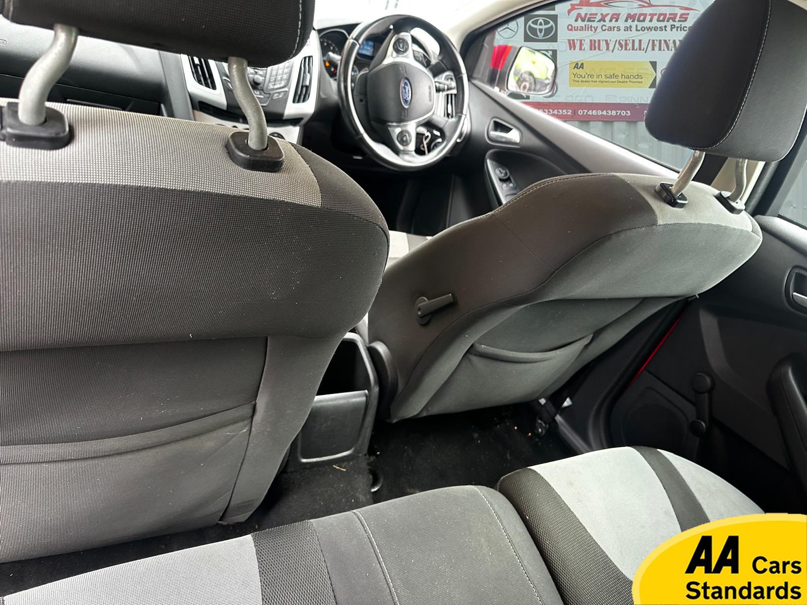 Ford Focus 1.6 Zetec Hatchback 5dr Petrol Powershift Euro 5 (125 ps)
