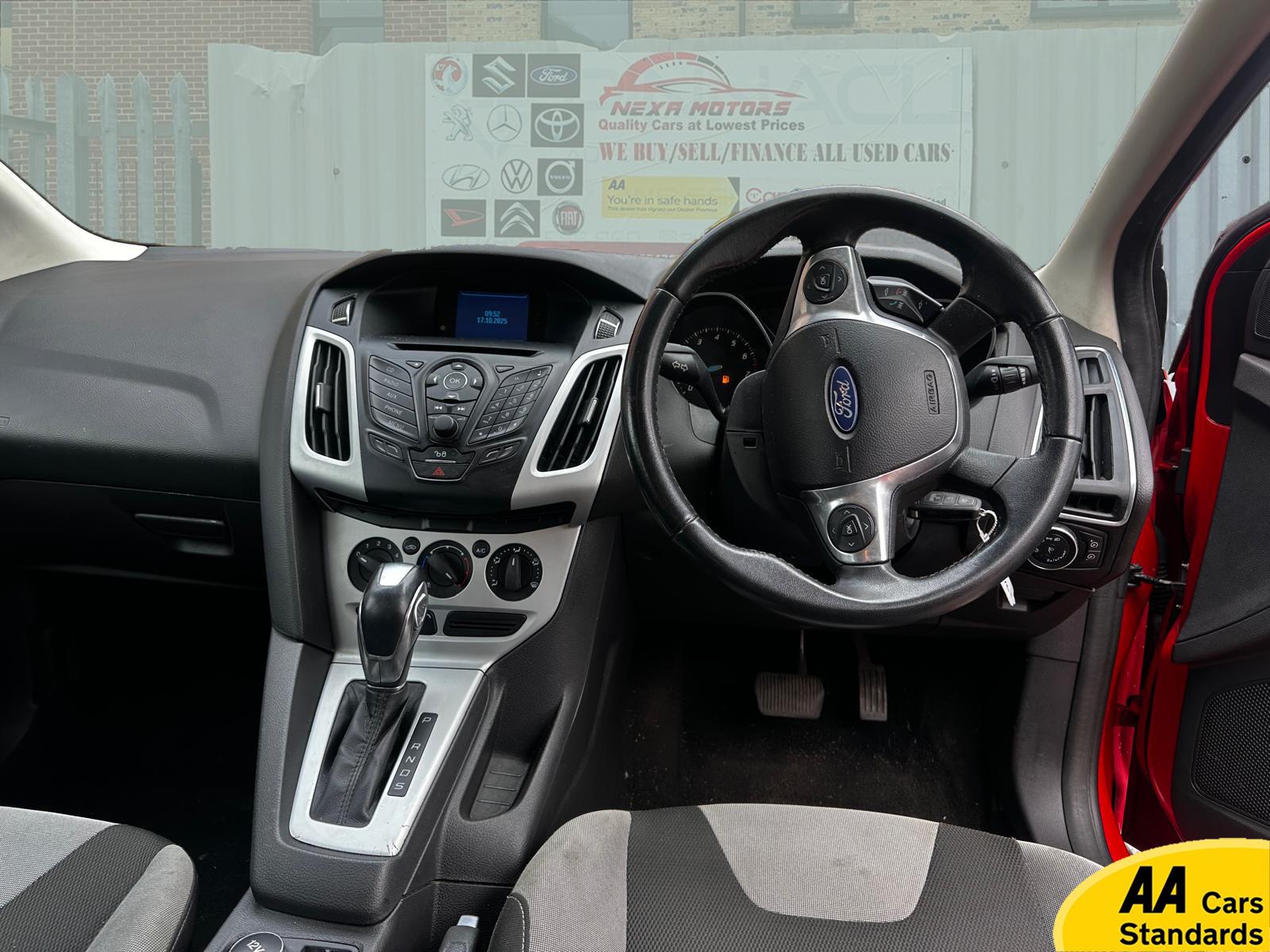 Ford Focus 1.6 Zetec Hatchback 5dr Petrol Powershift Euro 5 (125 ps)