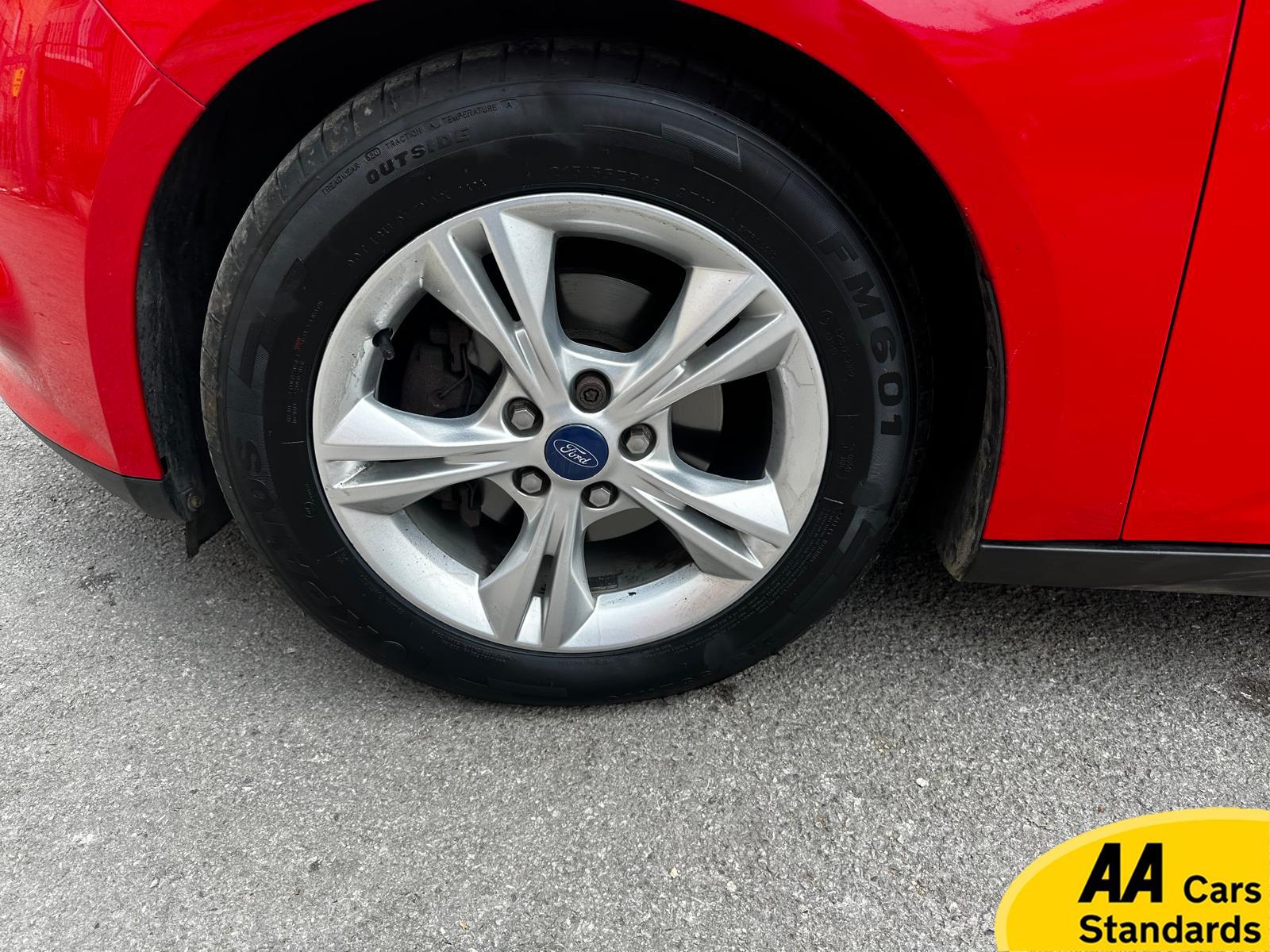 Ford Focus 1.6 Zetec Hatchback 5dr Petrol Powershift Euro 5 (125 ps)