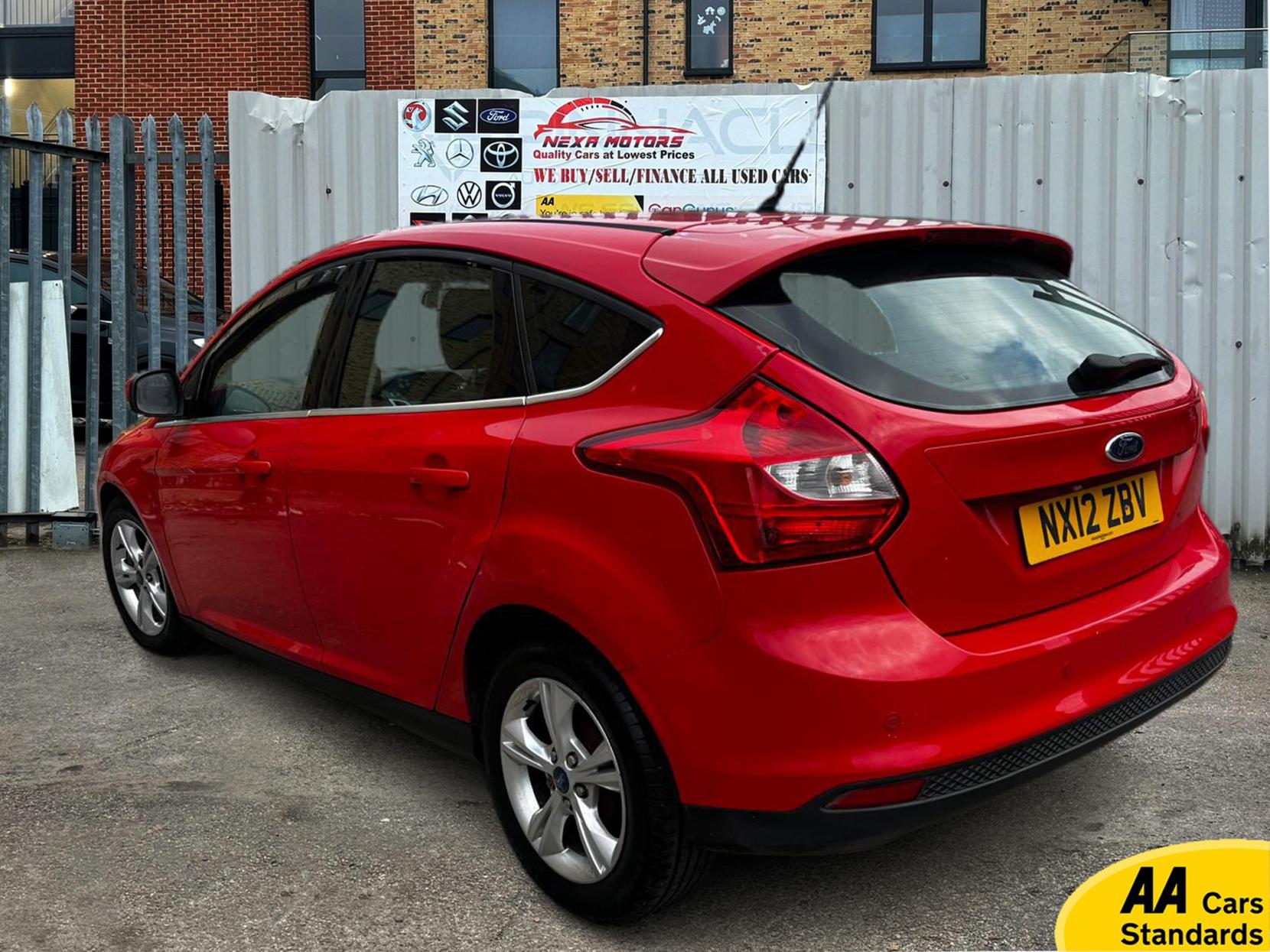 Ford Focus 1.6 Zetec Hatchback 5dr Petrol Powershift Euro 5 (125 ps)