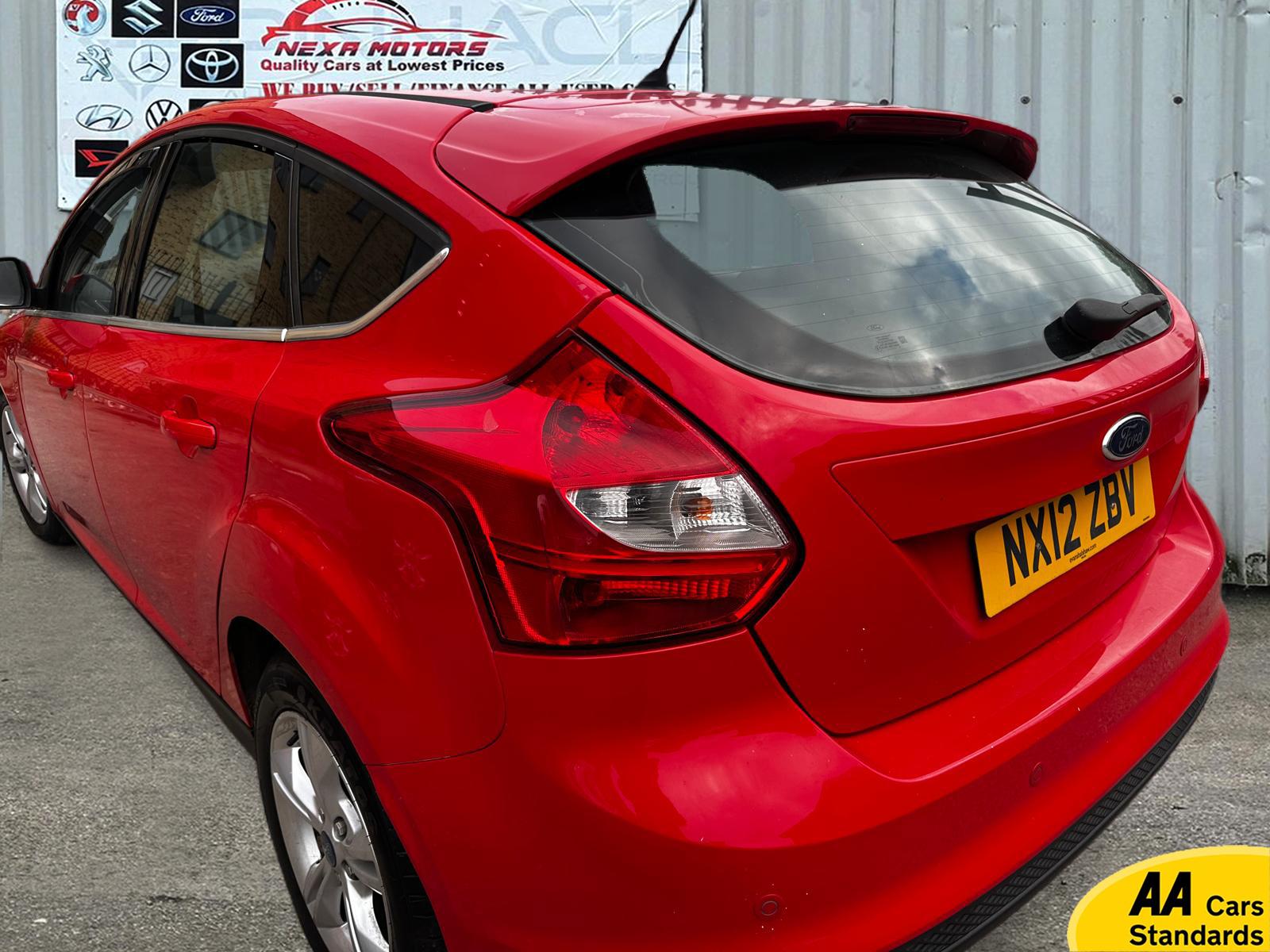 Ford Focus 1.6 Zetec Hatchback 5dr Petrol Powershift Euro 5 (125 ps)