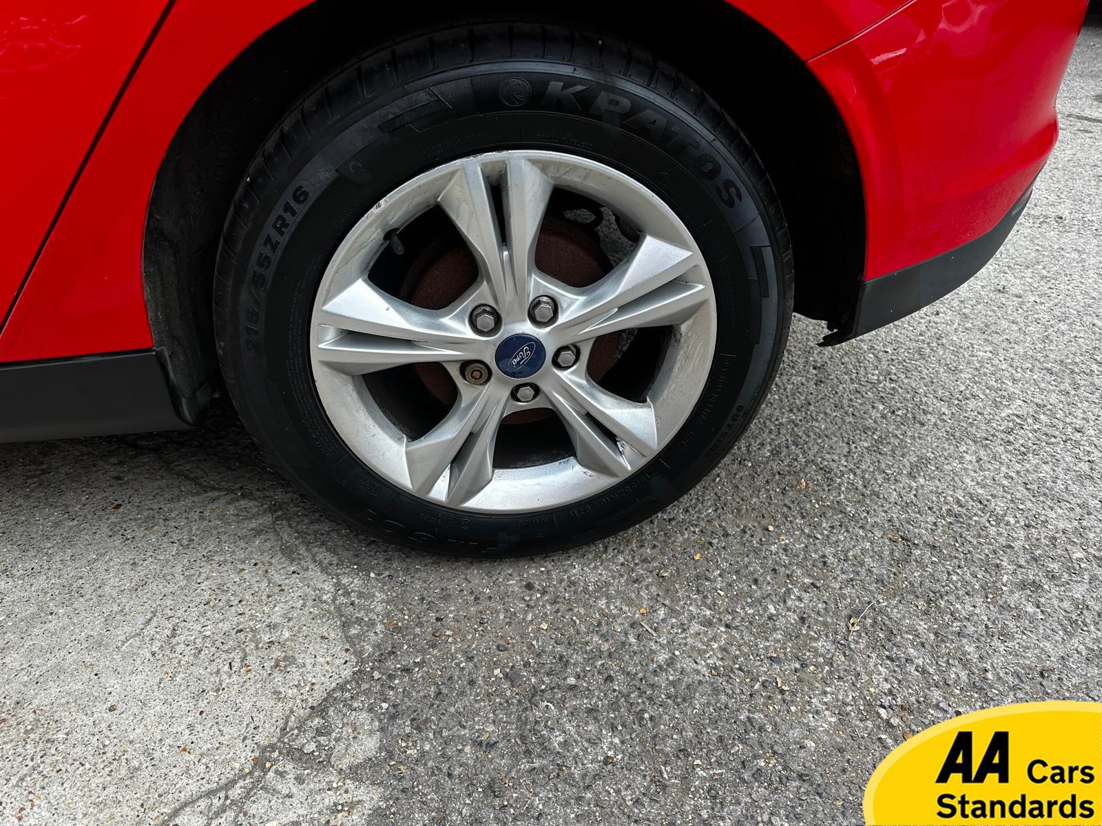 Ford Focus 1.6 Zetec Hatchback 5dr Petrol Powershift Euro 5 (125 ps)