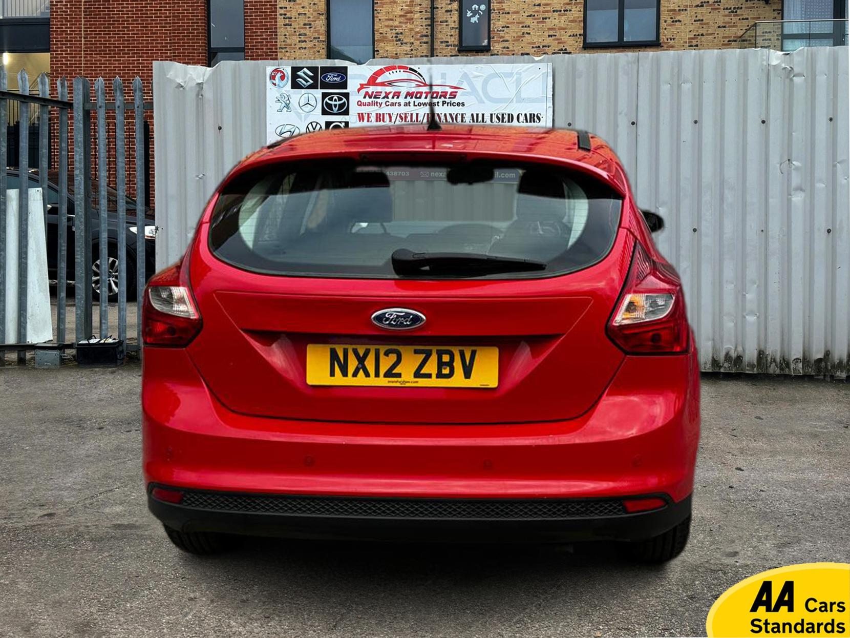 Ford Focus 1.6 Zetec Hatchback 5dr Petrol Powershift Euro 5 (125 ps)
