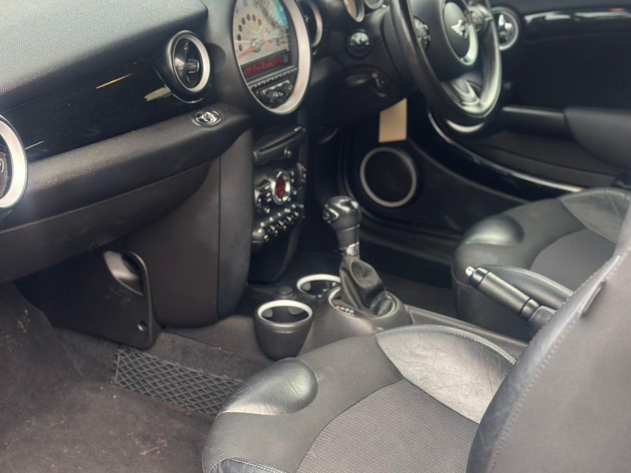 MINI Convertible 2.0 Cooper D Convertible 2dr Diesel Auto Euro 5 (112 ps)