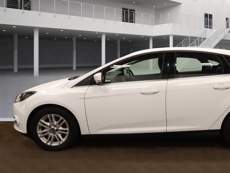 Ford Focus 1.6 Titanium Hatchback 5dr Petrol Powershift Euro 5 (125 ps)