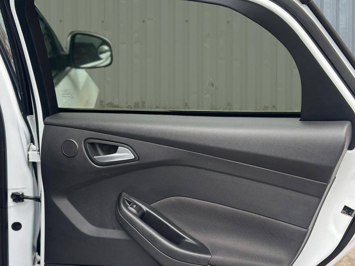 Ford Focus 1.6 Titanium Hatchback 5dr Petrol Powershift Euro 5 (125 ps)