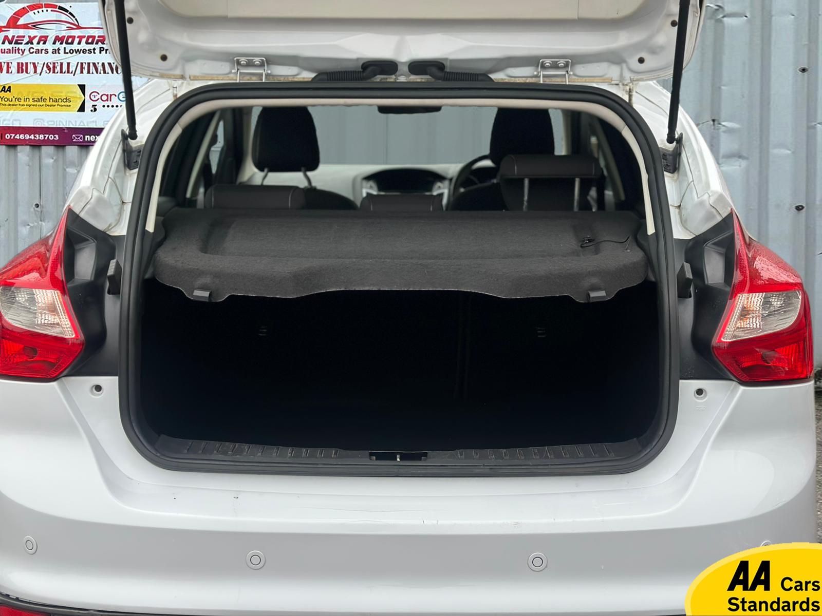 Ford Focus 1.6 Titanium Hatchback 5dr Petrol Powershift Euro 5 (125 ps)