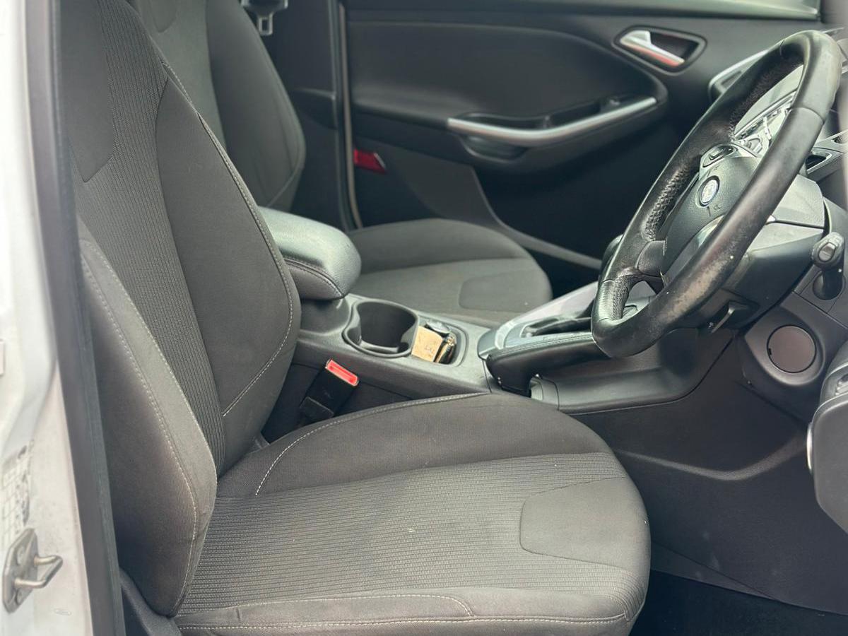 Ford Focus 1.6 Titanium Hatchback 5dr Petrol Powershift Euro 5 (125 ps)