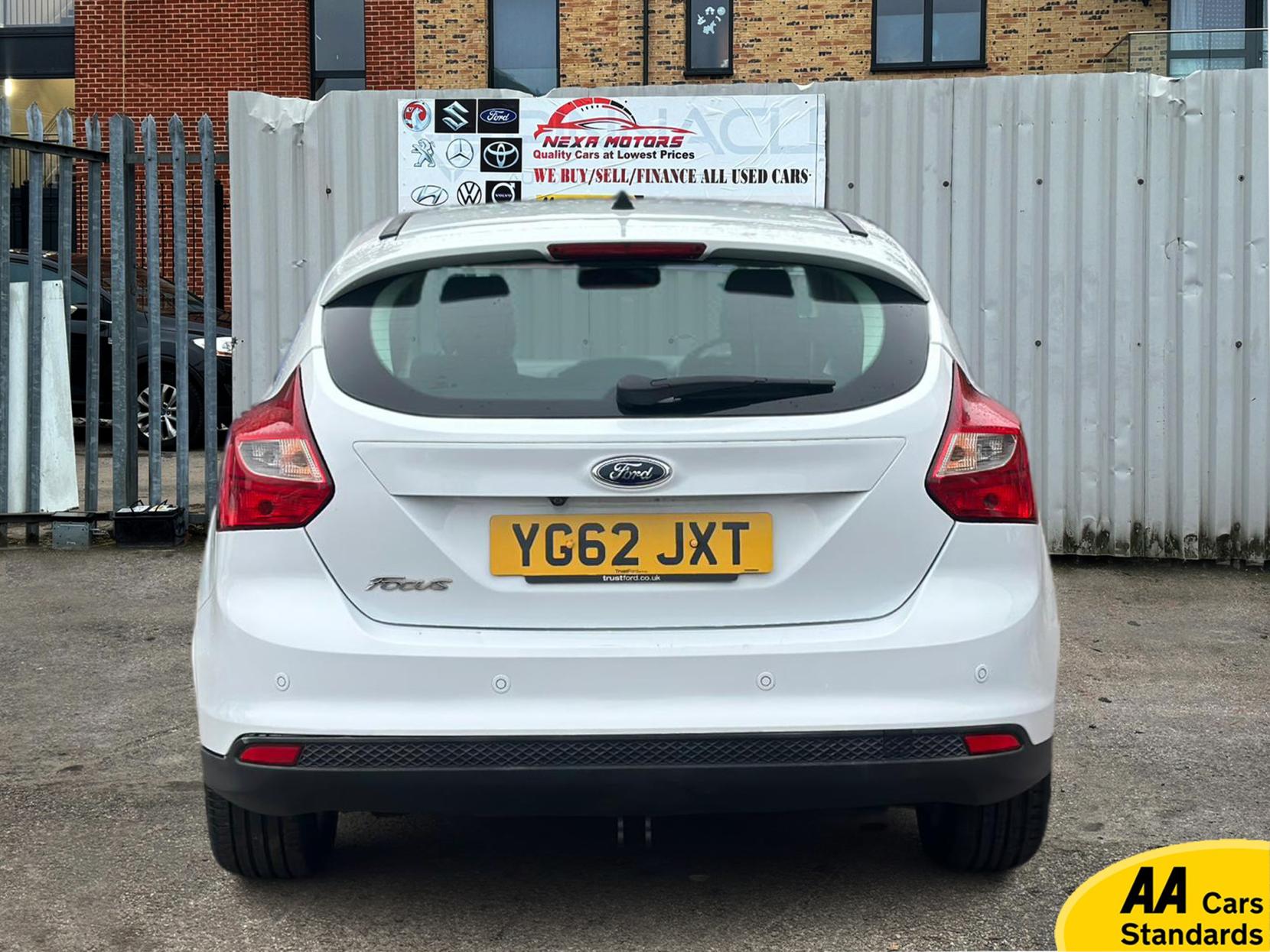 Ford Focus 1.6 Titanium Hatchback 5dr Petrol Powershift Euro 5 (125 ps)