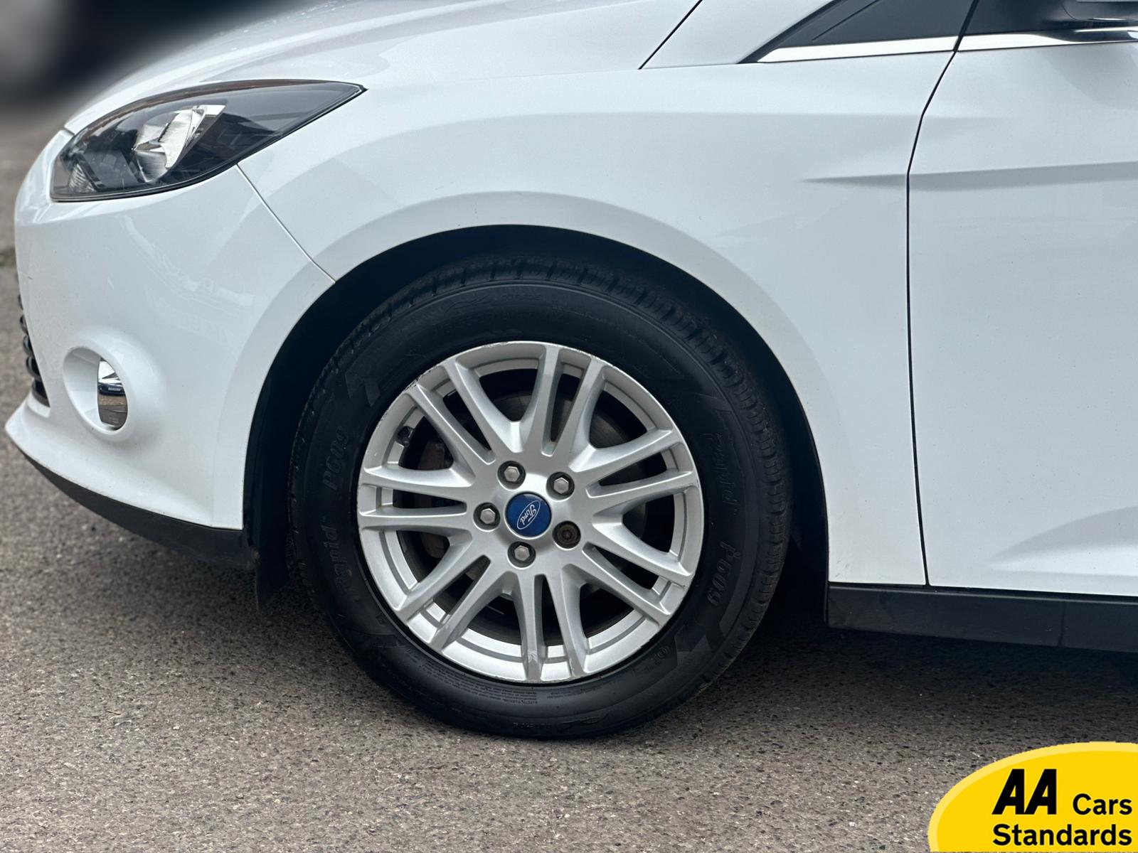 Ford Focus 1.6 Titanium Hatchback 5dr Petrol Powershift Euro 5 (125 ps)