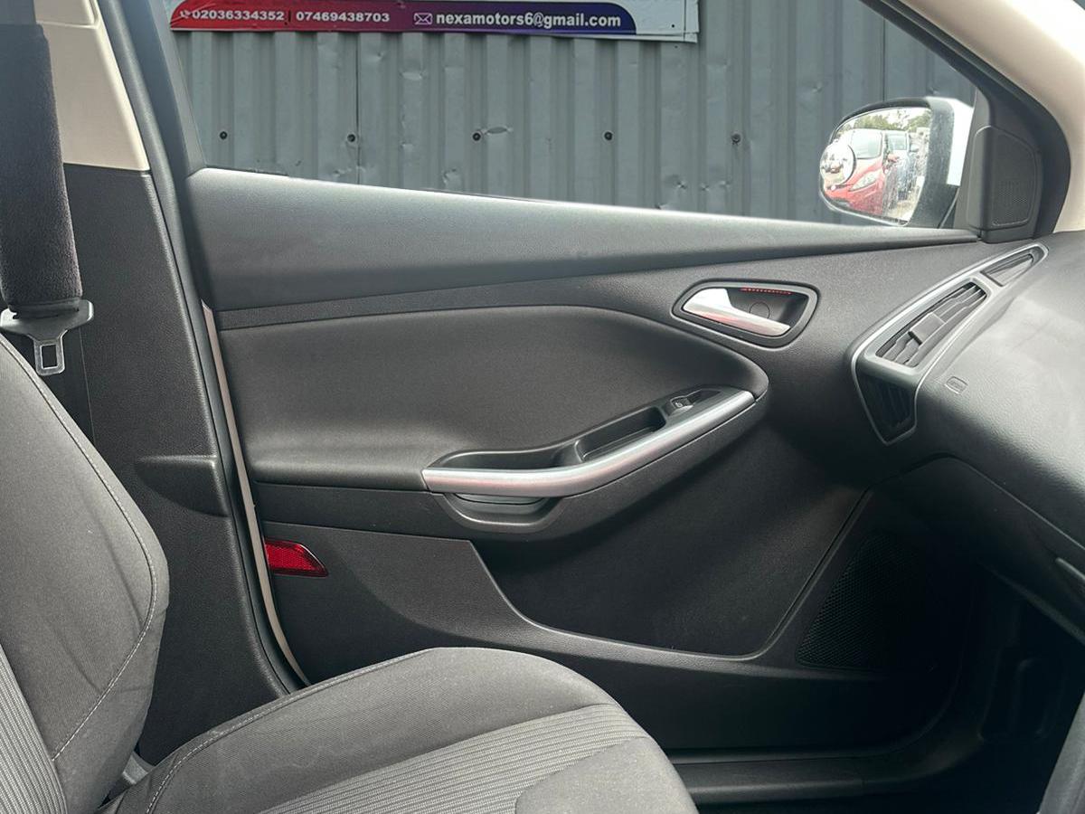 Ford Focus 1.6 Titanium Hatchback 5dr Petrol Powershift Euro 5 (125 ps)