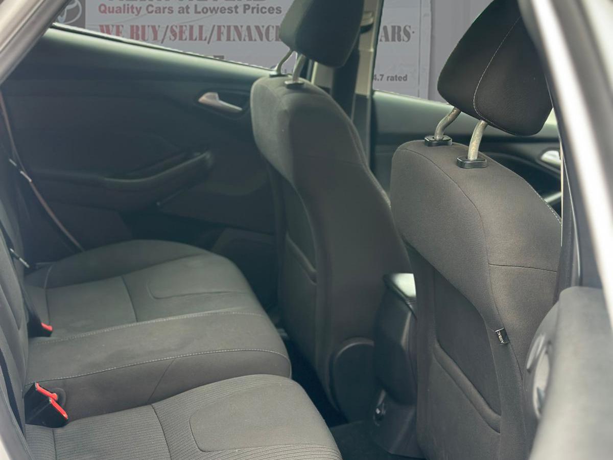 Ford Focus 1.6 Titanium Hatchback 5dr Petrol Powershift Euro 5 (125 ps)