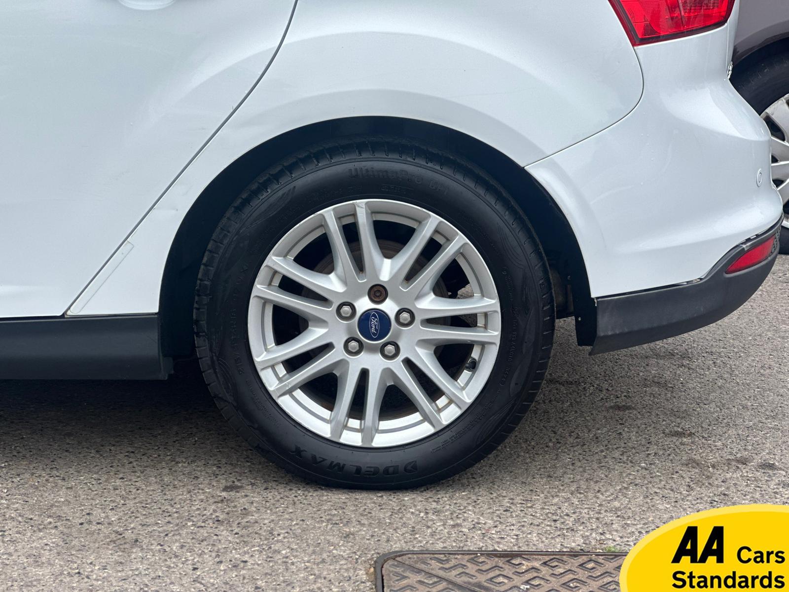 Ford Focus 1.6 Titanium Hatchback 5dr Petrol Powershift Euro 5 (125 ps)