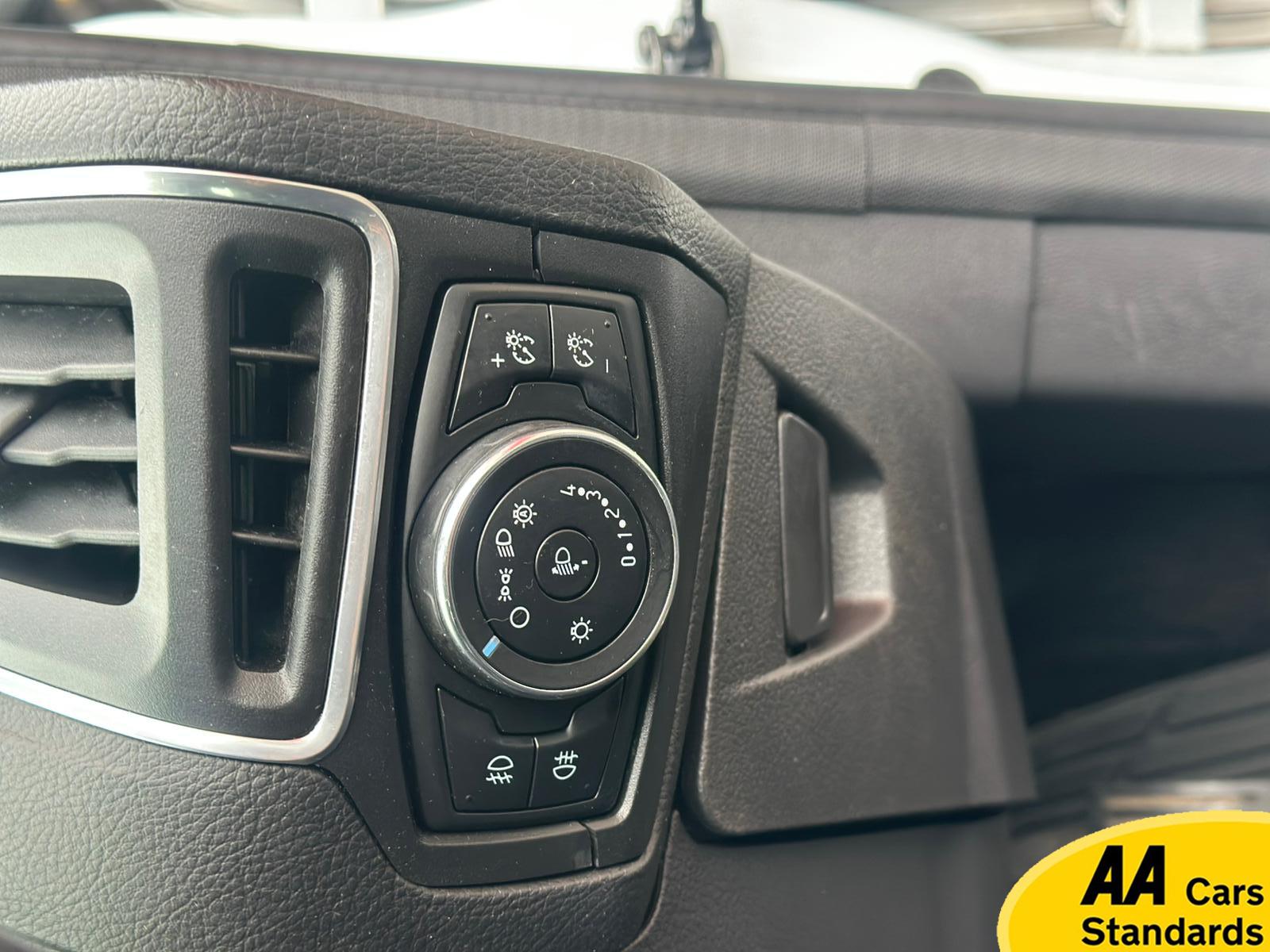 Ford Focus 1.6 Titanium Hatchback 5dr Petrol Powershift Euro 5 (125 ps)