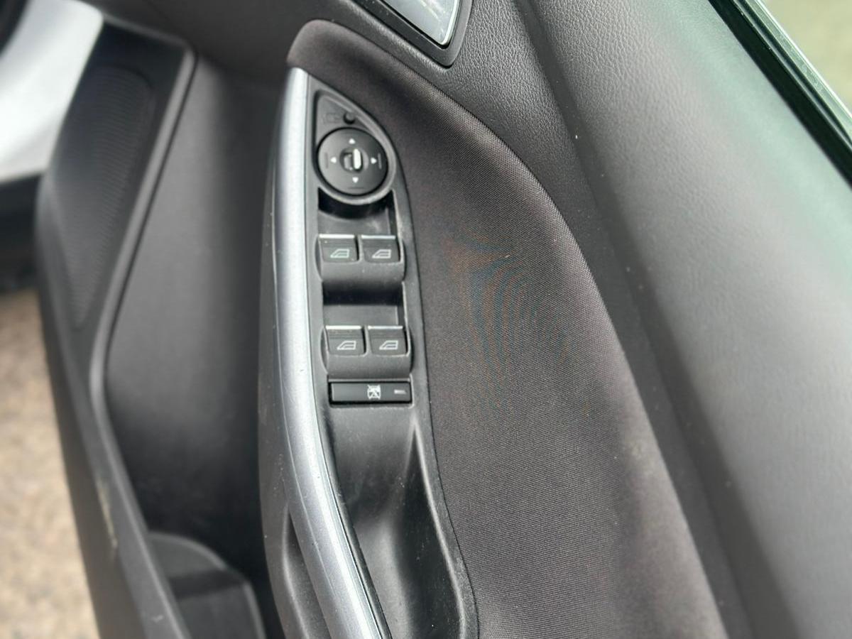 Ford Focus 1.6 Titanium Hatchback 5dr Petrol Powershift Euro 5 (125 ps)