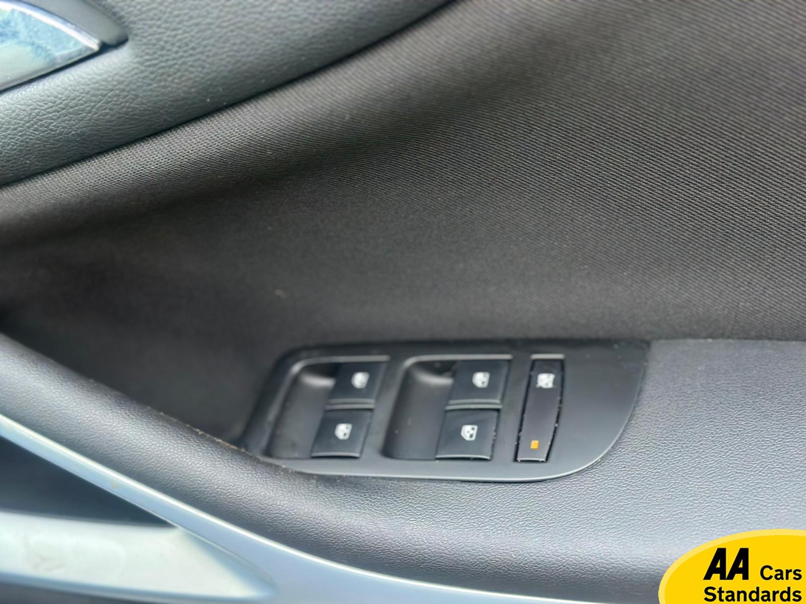 Vauxhall Zafira Tourer 1.4i Turbo Design MPV 5dr Petrol Manual Euro 6 (140 ps)