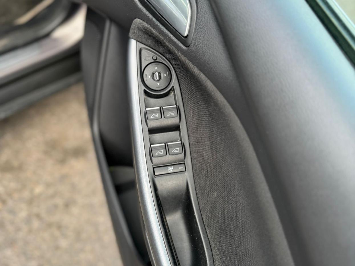 Ford Focus 1.6 Titanium Hatchback 5dr Petrol Powershift Euro 5 (125 ps)