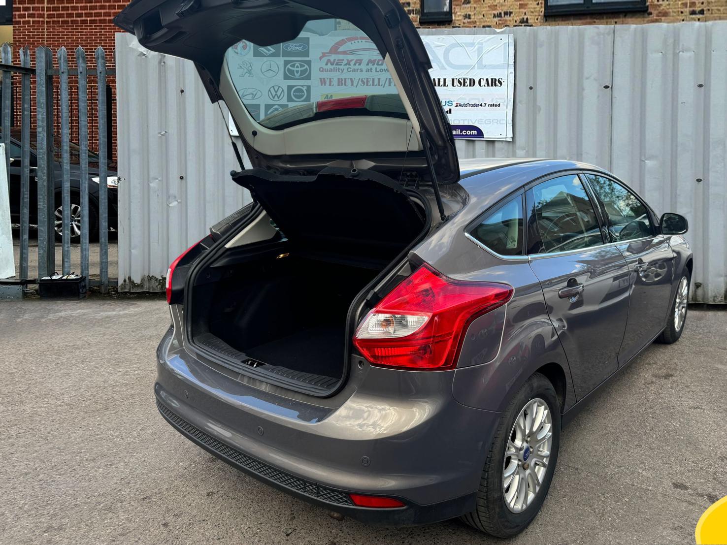 Ford Focus 1.6 Titanium Hatchback 5dr Petrol Powershift Euro 5 (125 ps)