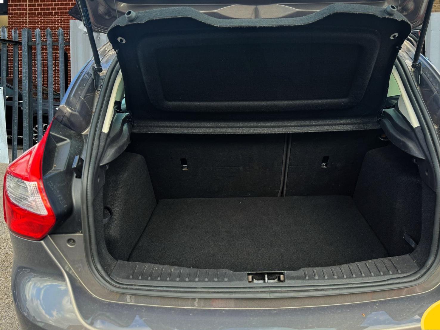 Ford Focus 1.6 Titanium Hatchback 5dr Petrol Powershift Euro 5 (125 ps)