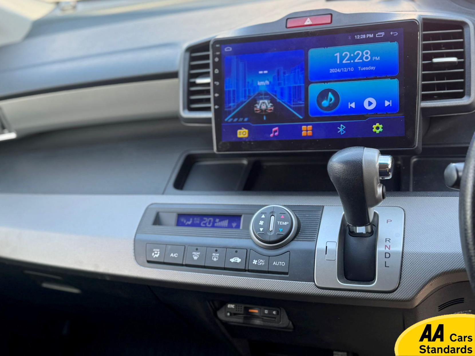 Honda Freed 1.5 i-VTEC ES Plus Hatchback 5dr Petrol CVT Euro 5 (99 ps) 1.5 H IMA 5dr Petrol Hybrid 2014