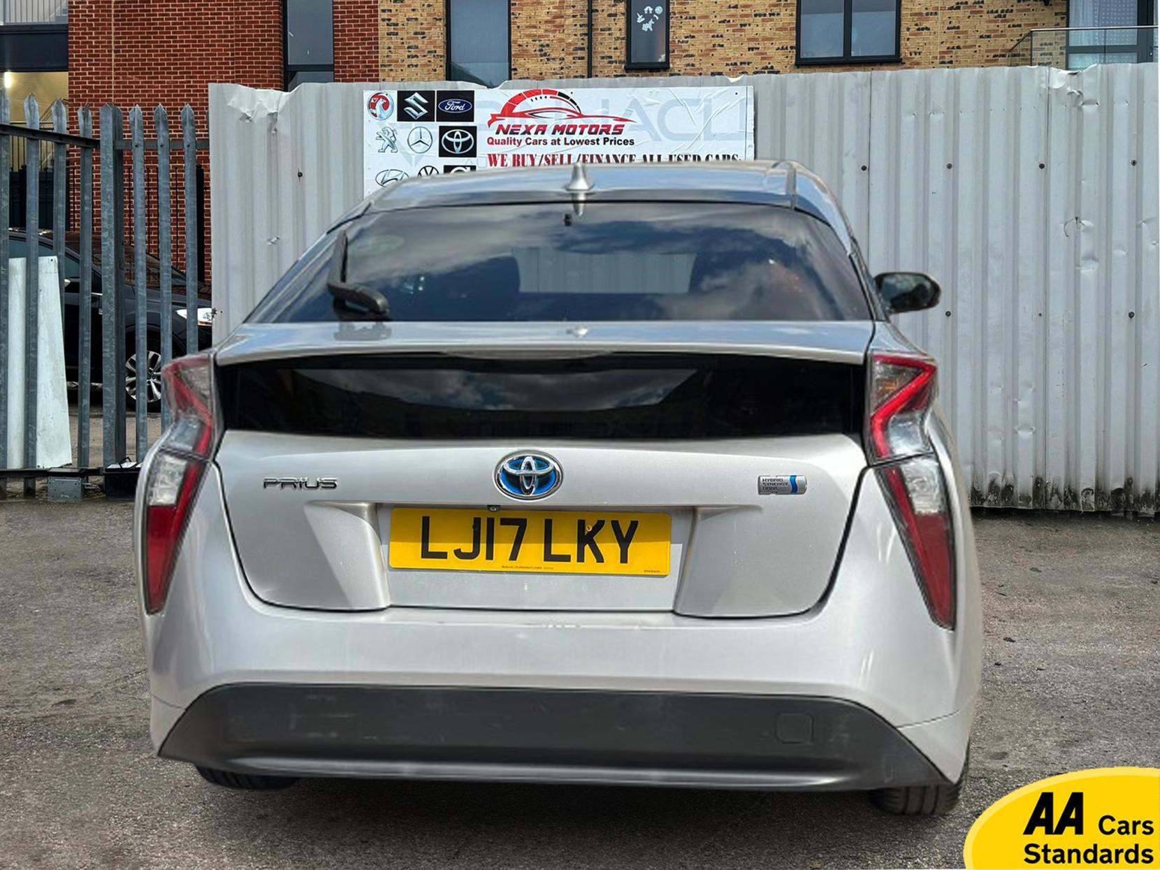 Toyota Prius 1.5 Saloon 4dr Petrol Hybrid CVT (120 g/km, 70 bhp)